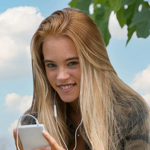 Contato Visual Com Loira Olhos Azuis Usando Seu Smartphone Cujos — Fotografia de Stock