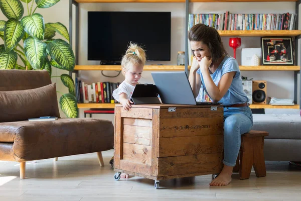 Junge Frau Und Kleines Mädchen Starren Konzentriert Auf Ihre Bildschirme — Stockfoto