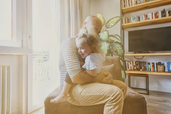 Papà Bambina Abbracciano Con Intenso Affetto Salotto Nella Calda Luce — Foto Stock