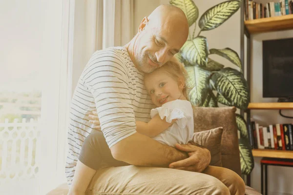 Vater Und Kleines Mädchen Umarmen Sich Wohnzimmer Warmen Sommerlicht Mit — Stockfoto