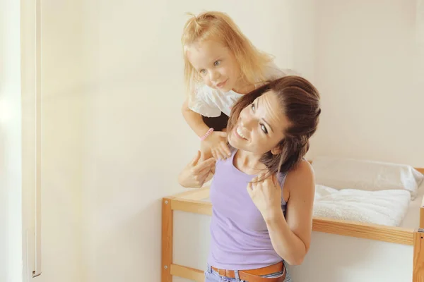 Effetto Sfocatura Creativa Ritratto Mamma Che Prende Bambina Sulle Spalle — Foto Stock