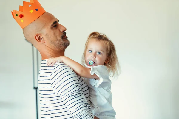 Father King Holds His Child Who Turn Clings Him Little — Stock Photo, Image
