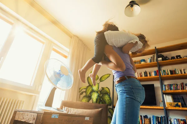 엄마는 아이를 어깨에 고팬들 거실에서 놀다가 공기가 아랫부분 맨발을 간지럽히기 — 스톡 사진