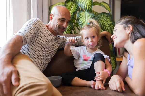 Little Girl Couch Loving Mom Dad Takes Break While Eating — Stock Photo, Image