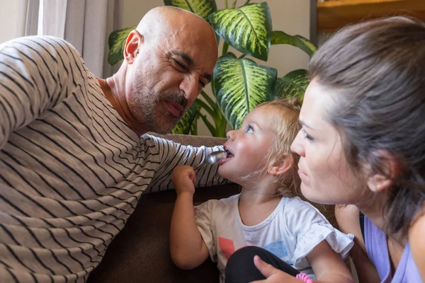 Daddy Makes Funny Faces While His Little Daughter Eats Baby — Stock Photo, Image