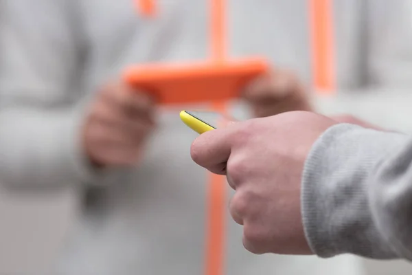 Передньому Плані Руки Хлопчика Тримають Жовтий Мобільний Телефон Розмитому Тлі — стокове фото