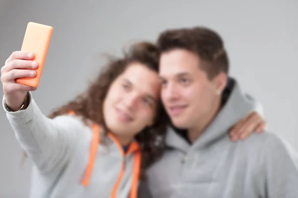 Par Jovens Tira Uma Selfie Ambos Sorriem Aquele Com Cabelo — Fotografia de Stock