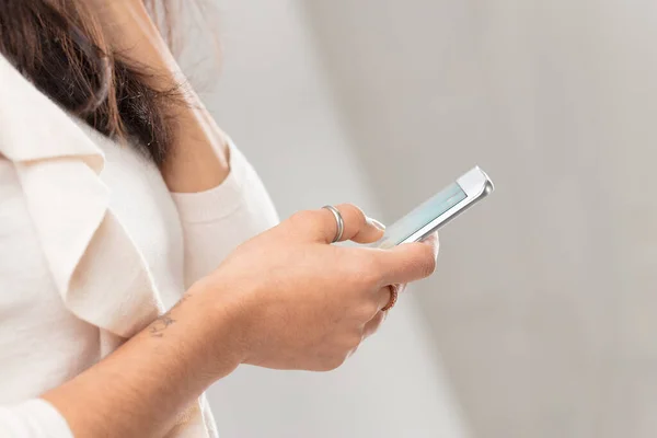 Nära Fokus Handen Ung Kvinna Som Håller Smartphone Som Hon — Stockfoto