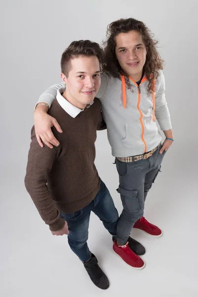 Par Jóvenes Vistos Desde Arriba Abrazan Sonríen Pueden Ser Hermanos —  Fotos de Stock