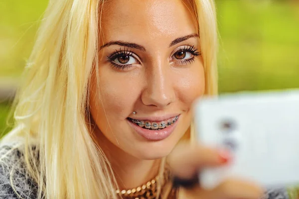Diş Teli Takmış Gülümseyen Güzel Bir Kız Gibi Bize Çevirmek — Stok fotoğraf