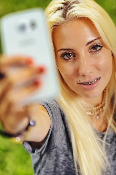 Ritratto Verticale Giovane Donna Bionda Posizione Selfie Fissa Lente Con — Foto Stock