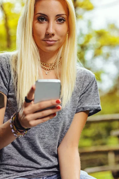 Mooi Blond Meisje Een Park Heeft Lang Haar Mobiele Telefoon — Stockfoto