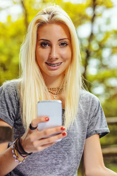 Vacker Blond Flicka Utomhus Skog Eller Offentlig Park Solig Dag — Stockfoto