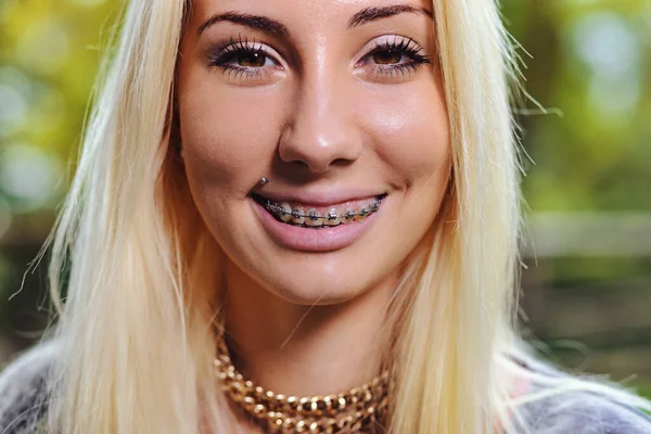 Szczegóły Aparatu Uśmiechniętych Ustach Atrakcyjnej Młodej Blondynki Jest Miejscu Publicznym — Zdjęcie stockowe