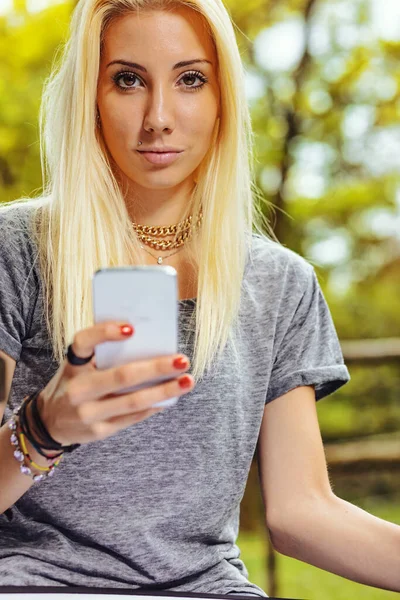 Vacker Blond Flicka Park Har Långt Hår Och Mobiltelefon Handen — Stockfoto