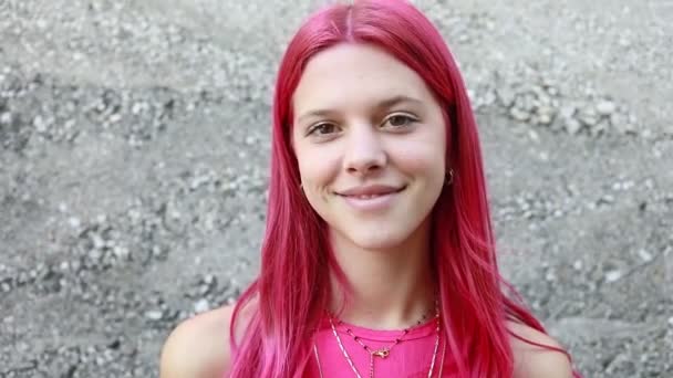 Detailní Záběr Dívky Fuchsiovými Vlasy Usměje Kamera Posune Nalevo Napravo — Stock video