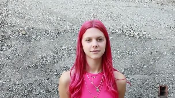 Nähert Sie Sich Frontal Der Aufnahme Eines Fuchsiafarbenen Mädchens Lächelt — Stockvideo