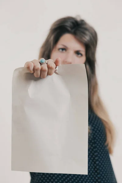 Blanco Vel Vastgehouden Door Vrouwelijke Hand Met Ring Voorgrond Hand — Stockfoto