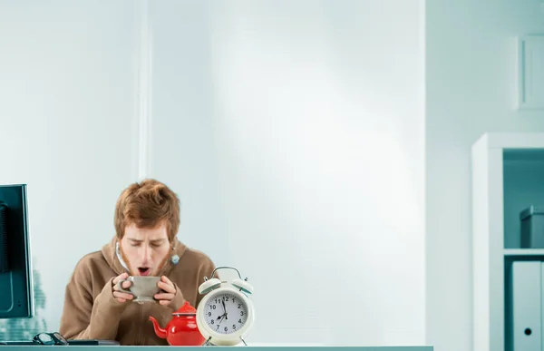 Close Focus White Alarm Clock Table Young Worker Out Focus — Stock Photo, Image