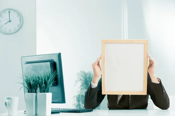 Ofis Işyeri Tabela Başlı Tahta Çerçeveli Bir Adam Tabelayı Elleriyle — Stok fotoğraf