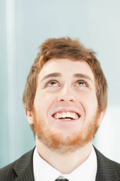 短い赤い髪とひげを持つ若い男のクローズアップ肖像画 笑顔で笑ったり笑ったり顎を上げ軸に垂直に立ち上がったり — ストック写真