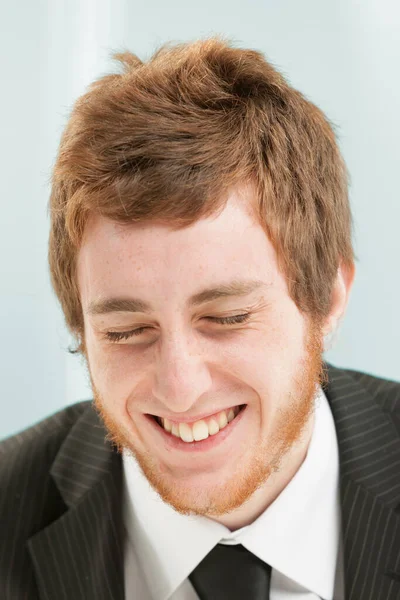 Kısa Kızıl Saçlı Sakallı Genç Adamın Yakın Plan Portresi Kahkahaların — Stok fotoğraf