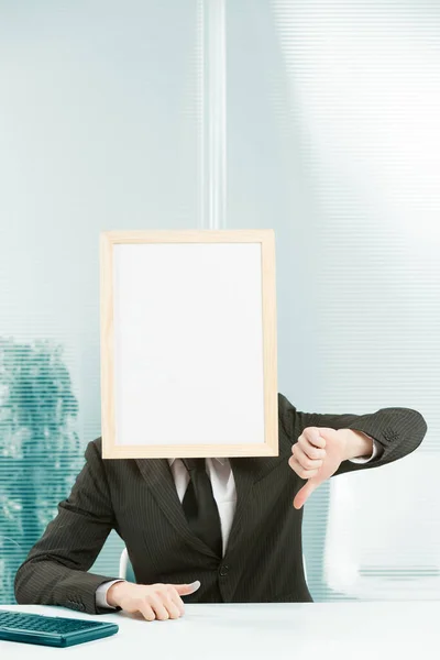 Hombre Con Cara Cartel Enmarcado Una Oficina Una Mano Descansa —  Fotos de Stock
