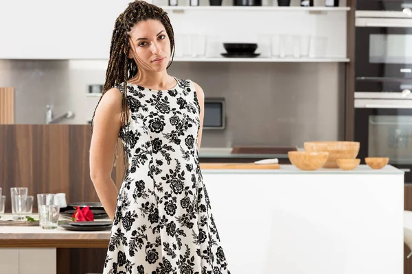 Güzel Örgü Örgülü Siyah Beyaz Elbiseli Modern Aydınlık Bir Mutfak — Stok fotoğraf