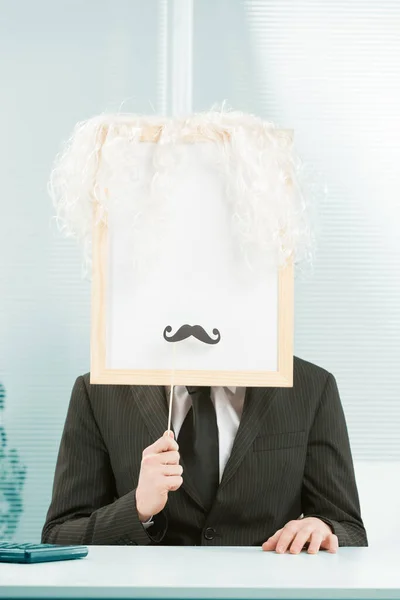 Человек Вывеской Рамке Офисе Знак Лицо Имеет Белый Парик Поддельные — стоковое фото