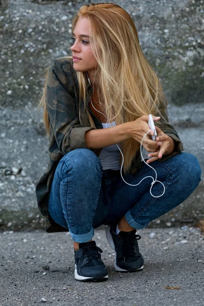 Fantastisk Blond Flicka Hukar Sig Vid Basen Betongvägg Den Grå — Stockfoto