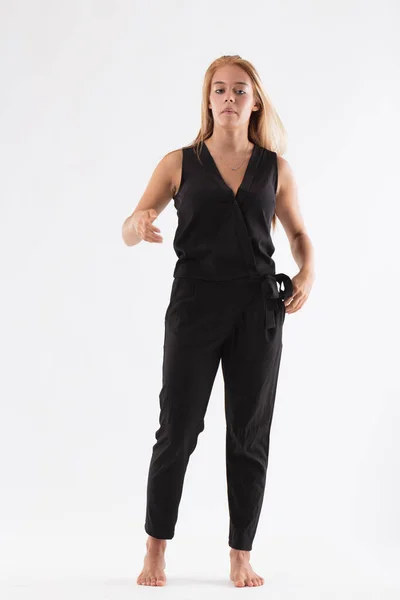 Çıplak Ayaklı Sarışın Kız Siyah Bir Tulum Giyiyor Moda Pozları — Stok fotoğraf