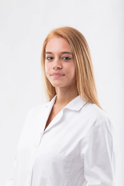 Jonge Vrouwelijke Onderzoeker Wetenschapper Een Witte Labjas Met Blond Haar — Stockfoto