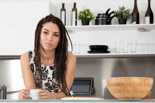 Junge Frau Auf Einer Kaffeepause Einer Modernen Küche Mit Einem — Stockfoto