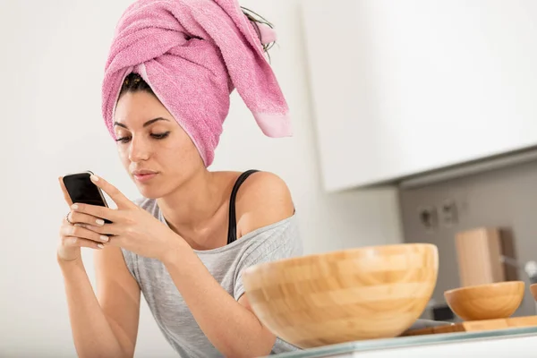 Jonge Vrouw Keuken Met Handdoek Gewikkeld Haar Viooltjes Met Haar — Stockfoto