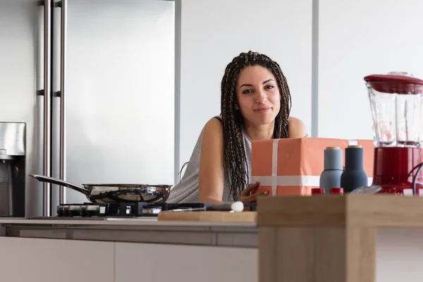 Mutfakta Turuncu Beyaz Hediyeli Rasta Saçlı Bir Kız Mutfak Lüks — Stok fotoğraf