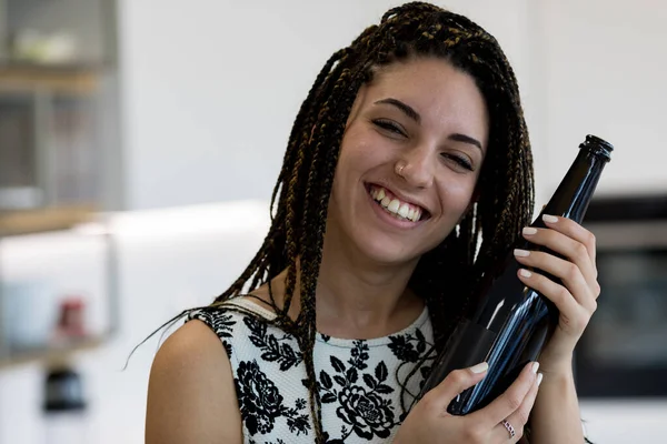 Uma Jovem Sorridente Mostra Entusiasticamente Uma Garrafa Vinho Vidro Escuro — Fotografia de Stock