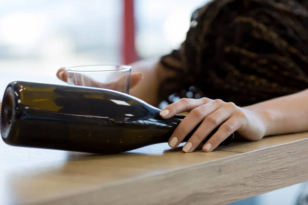Bir Kadın Kız Güzel Mutfak Masasına Boş Bir Şarap Şişesiyle — Stok fotoğraf