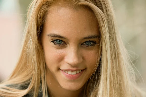 Blaue Augen Einer Hinreißenden Jungen Blonden Frau Draußen Bei Tageslicht — Stockfoto