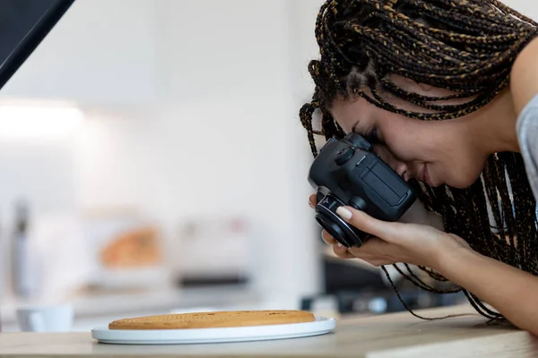Giovane Fotografo Food Blogger Scatta Foto Professionali Una Crostata Una — Foto Stock