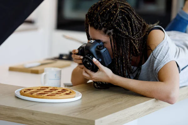 Young Photographer Food Blogger Takes Professional Photos Tart Large Modern — Stock Photo, Image