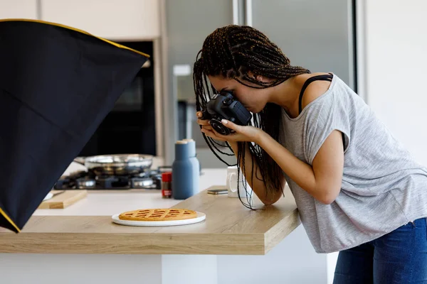 Young Photographer Food Blogger Takes Professional Photos Tart Large Modern — Stock Photo, Image