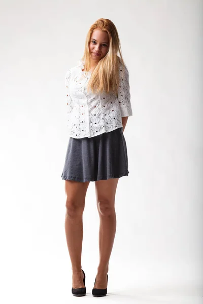 Модная Студийная Поза Молодой Блондинки Игриво Позирующей Короткой Юбкой Шикарная — стоковое фото