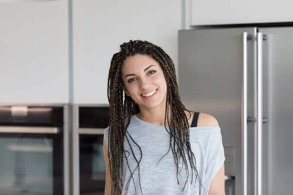 Gri Tonlu Modern Bir Mutfakta Güzel Mutlu Bir Genç Kadın — Stok fotoğraf
