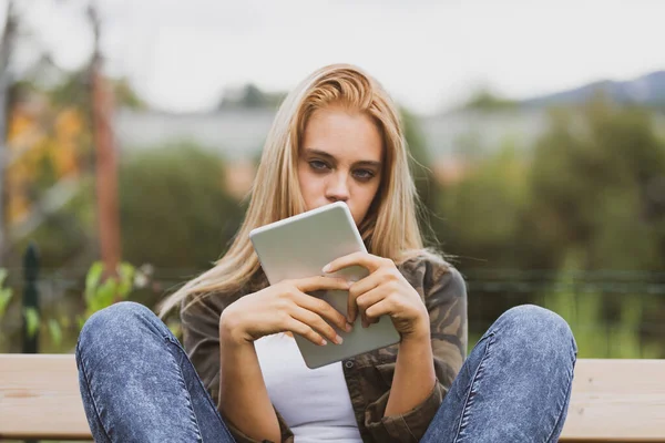 Teen Dívka Sedí Lavičce Zkoumá Prohlíží Internet Svém Digitálním Tabletu — Stock fotografie