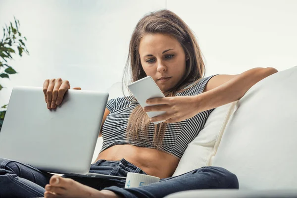 Vacker Ung Kvinna Använde Sin Bärbara Dator Och Smartphone Samtidigt — Stockfoto