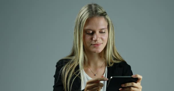 Μια Ξανθιά Γυναίκα Χρησιμοποιεί Smartphone Της Θέση Τοπίου Παρακολουθεί Ένα — Αρχείο Βίντεο
