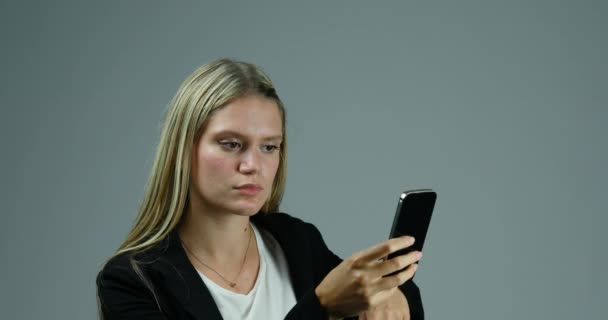 Jovem Loira Usa Alegremente Seu Smartphone Quando Repente Conexão Celular — Vídeo de Stock