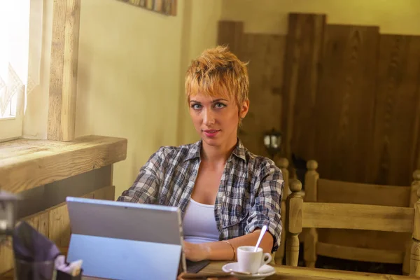 Freelance Vrouw Met Kort Blond Haar Een Geruit Shirt Werkt — Stockfoto