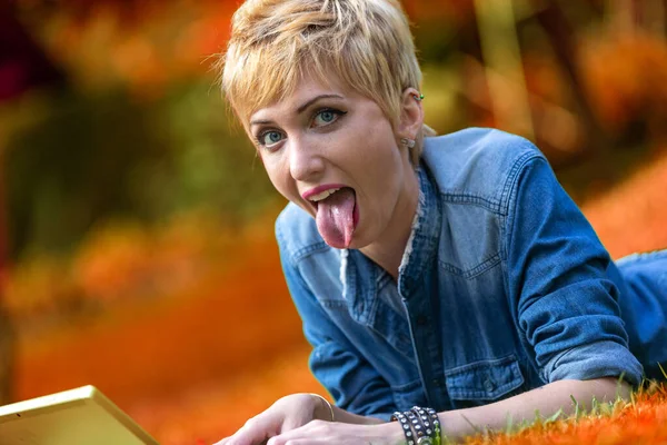 Färgglada Porträtt Ung Kvinna Som Ligger Med Ansiktet Nedåt Gräset — Stockfoto