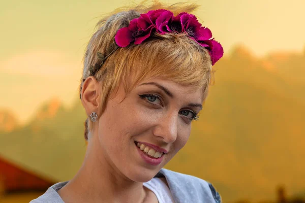 Nahaufnahme Porträt Einer Frau Mit Kurzen Blonden Haaren Aufgeräumt Und — Stockfoto
